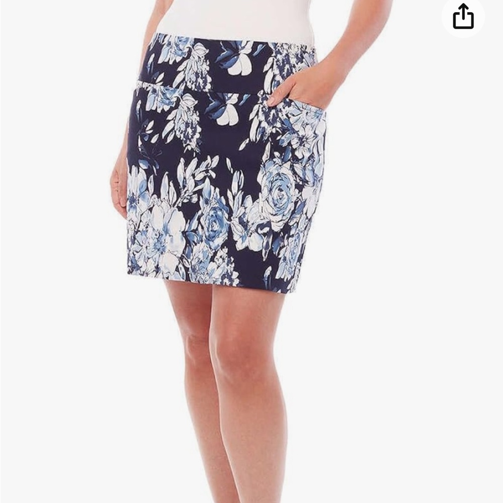 NWOT navy and white SC and co floral printed tummy control skorts size s…